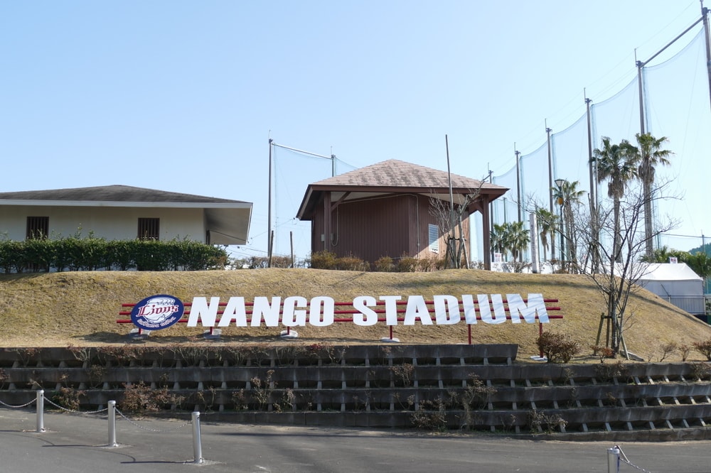 関係者駐車場横 