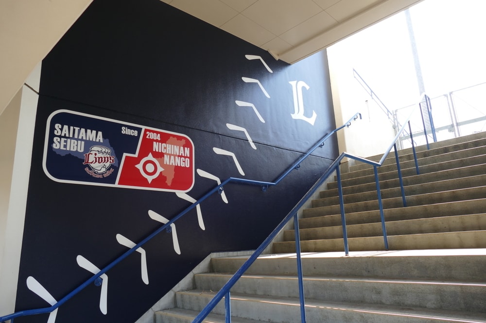 球場三塁側階段（球場内）