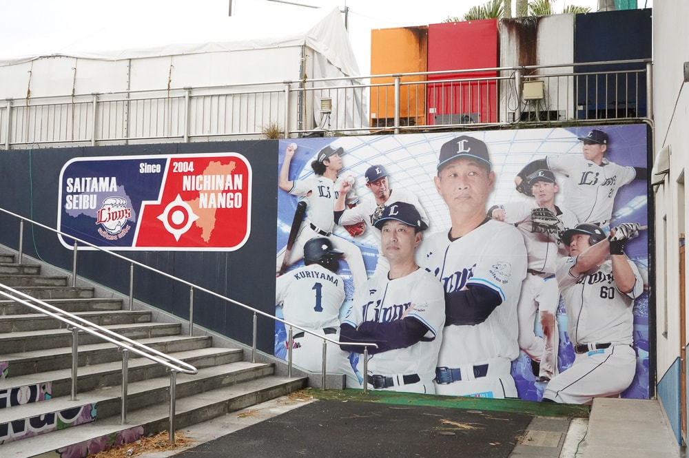 球場三塁側階段（外）